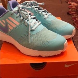 Nike star runner sneakers